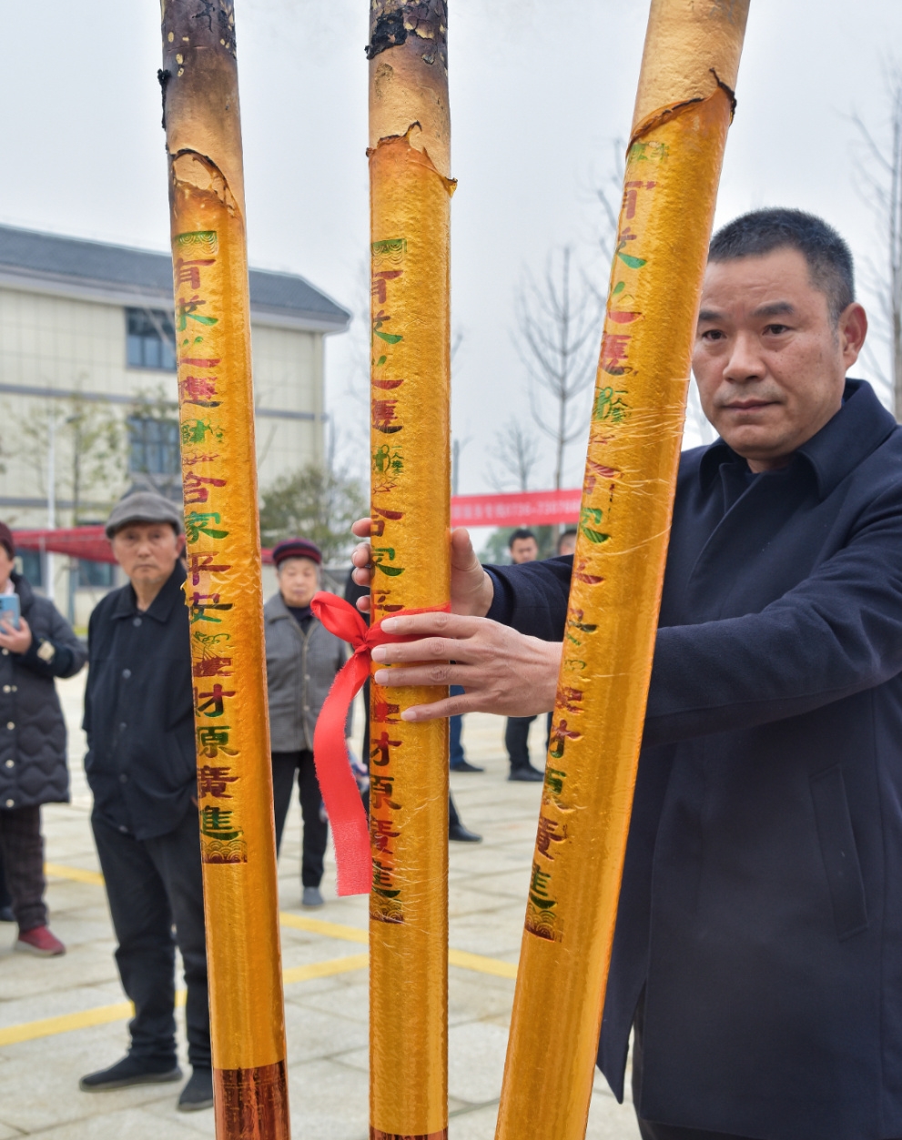 常德德善园董事长陈彬敬献高香