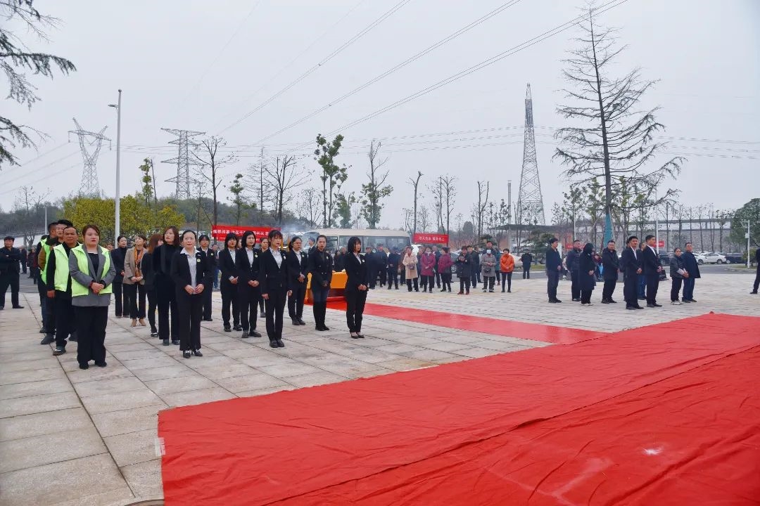 启动仪式现场众多市民观看
