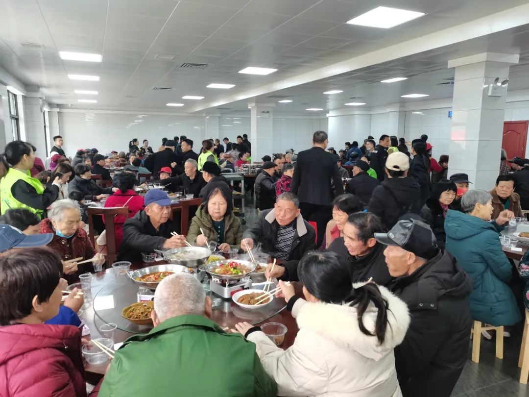 可同时容纳600人的餐厅