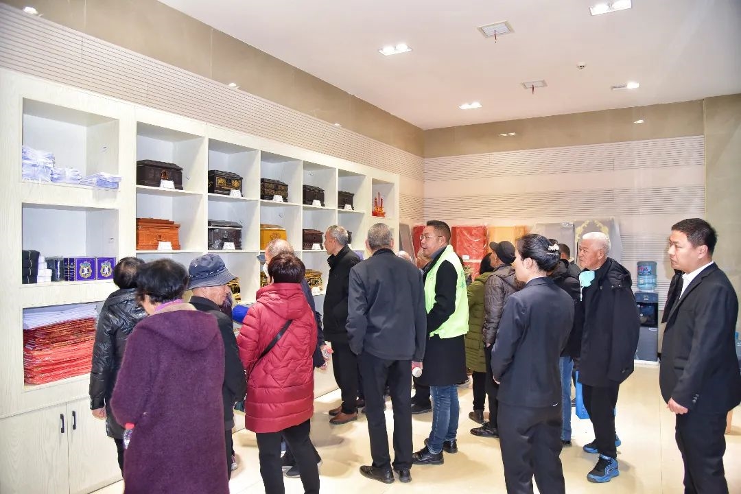 众多市民前来殡仪馆参观